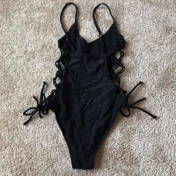 One piece Bikini - Picture 2 of 2